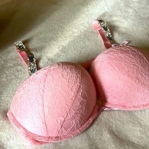 Beautiful Victorias Secret Brassiere  Push up bra brand new .light pink✨✨
